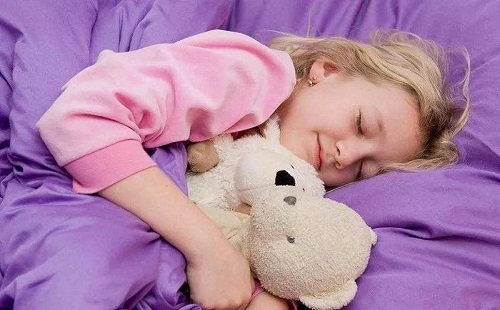 给孩子创造一个良好的睡眠环境。