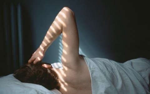 为什么晚上睡前玩手机影响睡眠质量？
