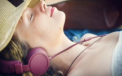 睡前听音乐改善睡眠